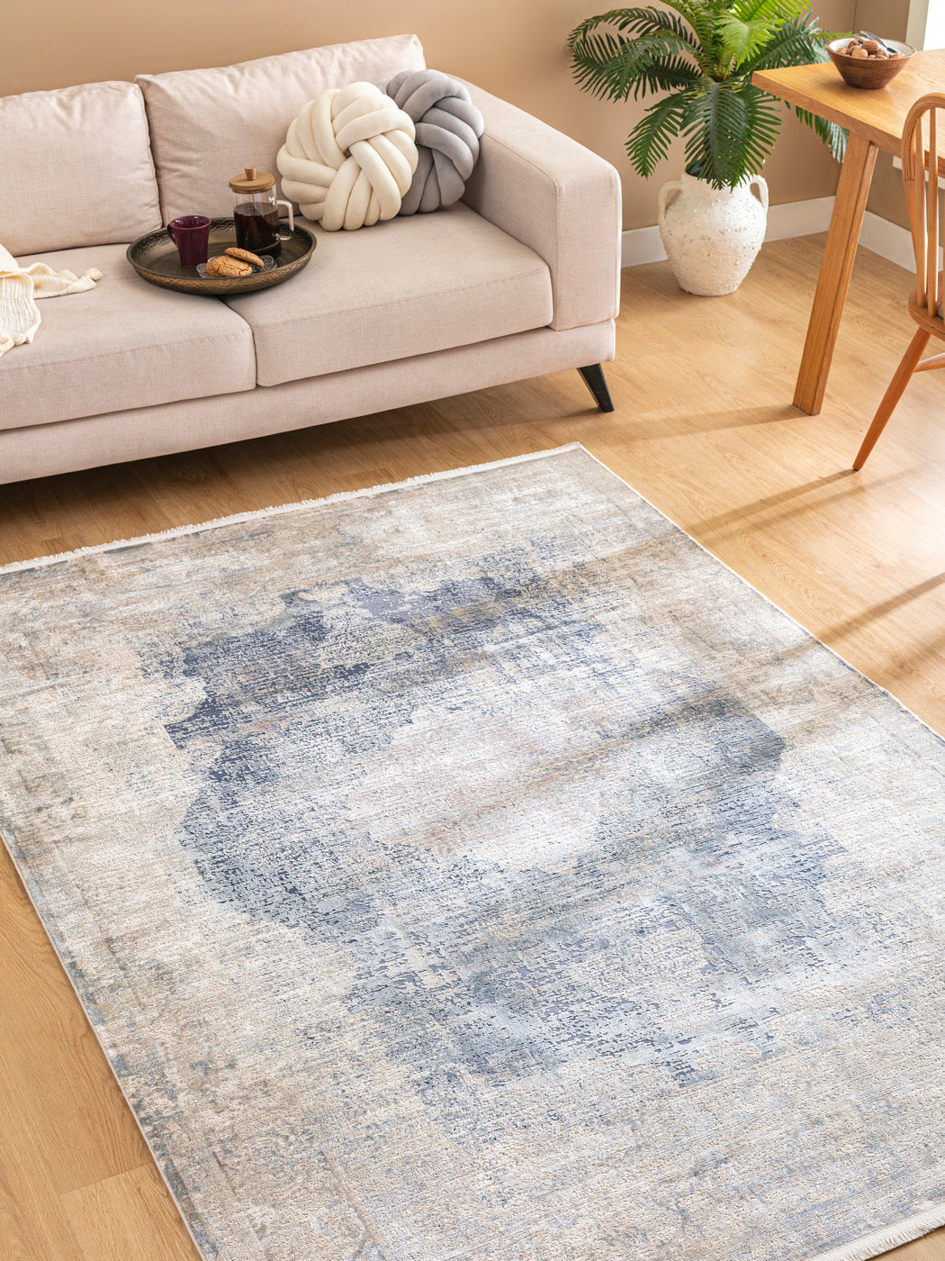 Bonneval DimBlå – En poetisk kontrast av dimmig blå och antik elegans