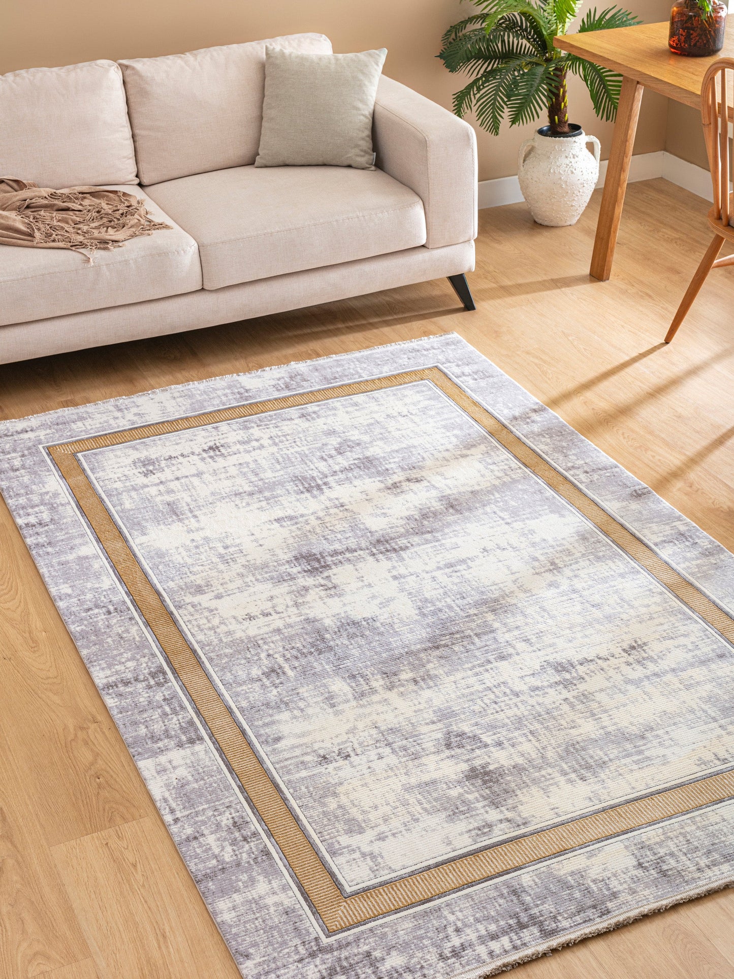 Galata LjusGuld – Modern enkelhet med gyllene inramning