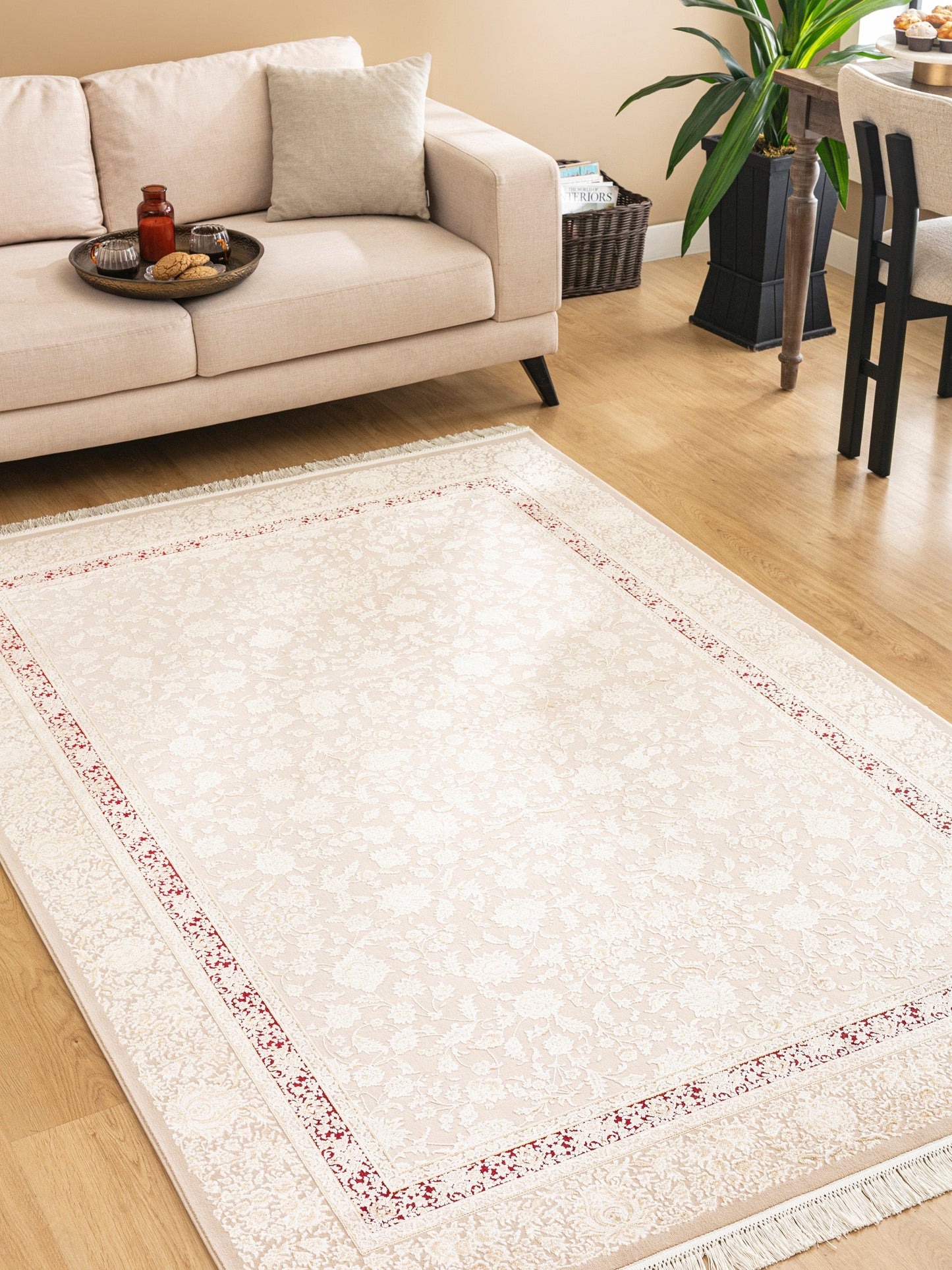 Nilüfer RubinRos – Klassisk elegans med rubinröd inramning