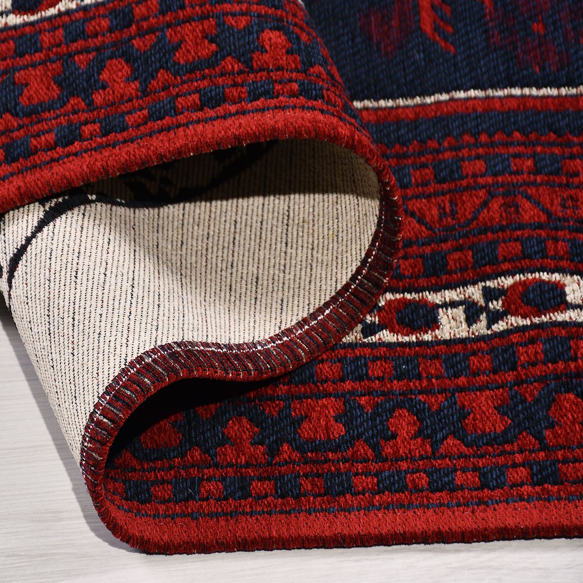 Türkmen Rubi – Tidlös Matta i Orientalisk Stil med Praktisk Design