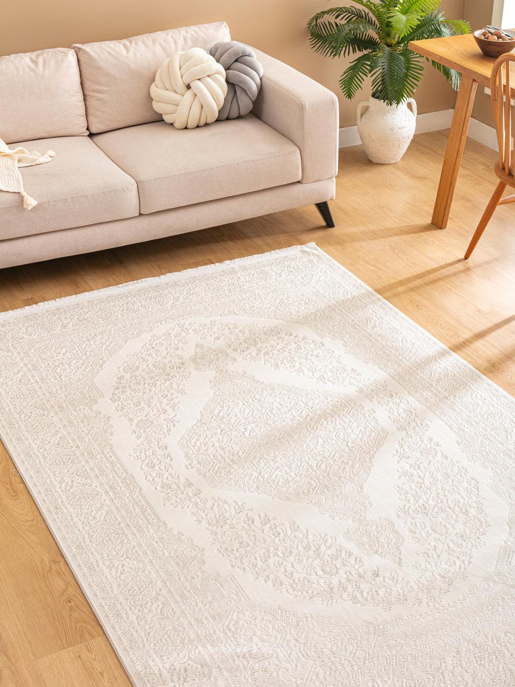 Jakarta Pärlvit – En subtil symfoni av tradition och ljus elegans