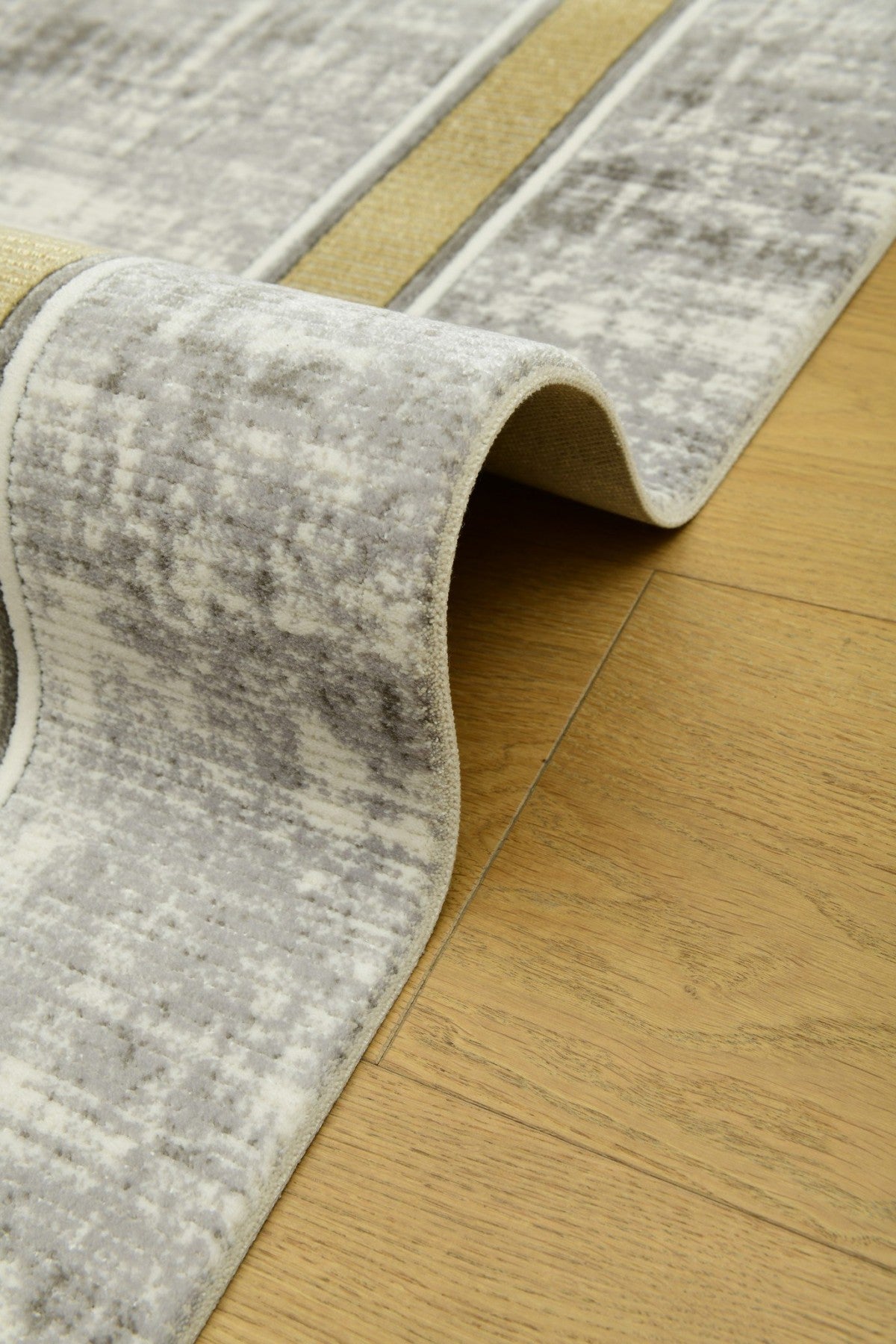 Galata LjusGuld – Modern enkelhet med gyllene inramning