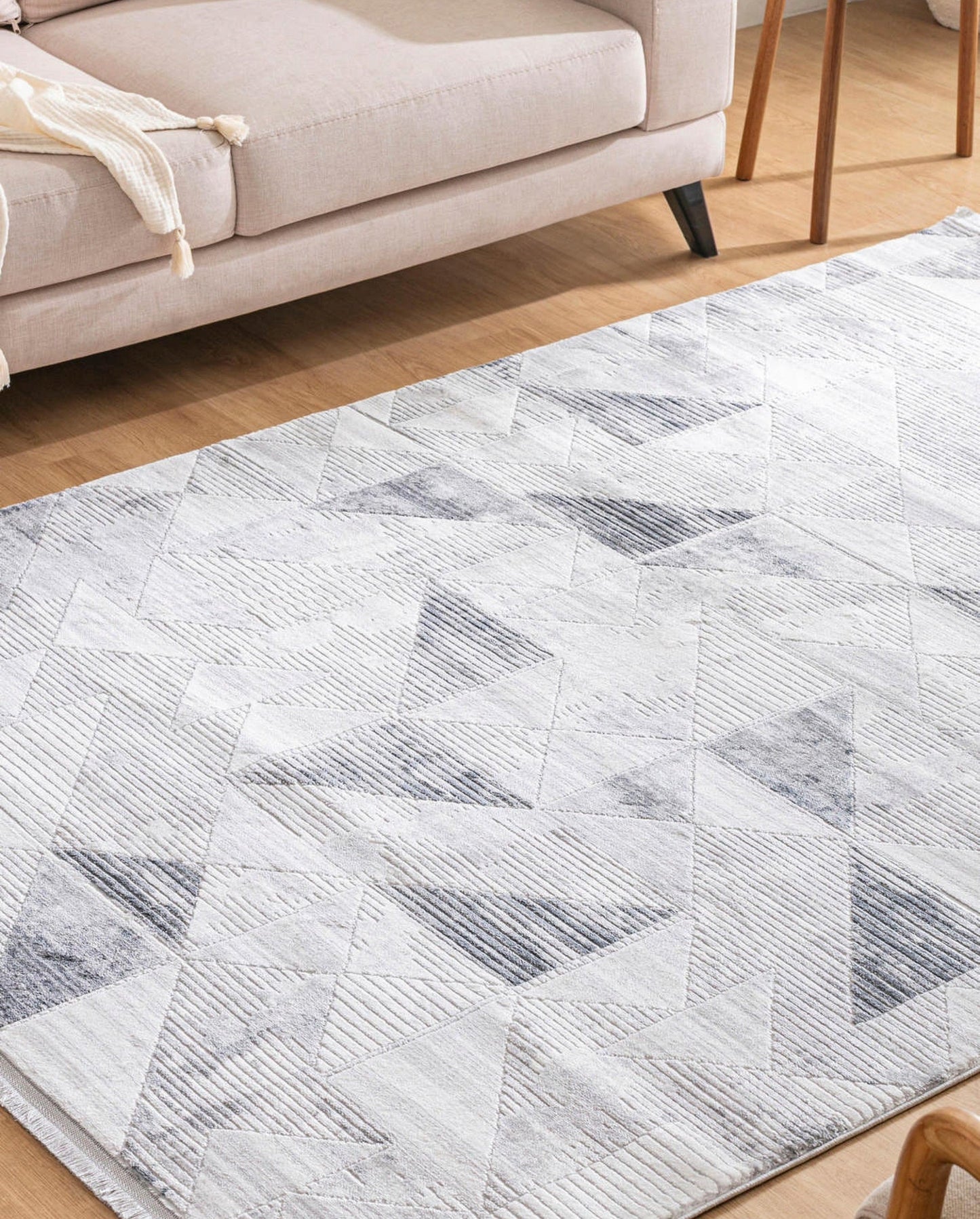 Juliet Isgrå – Geometrisk elegans i frostiga nyanser