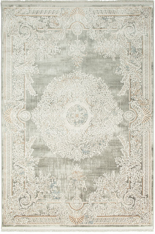 Novella Silverblom – En barockinspirerad dröm i dämpade toner