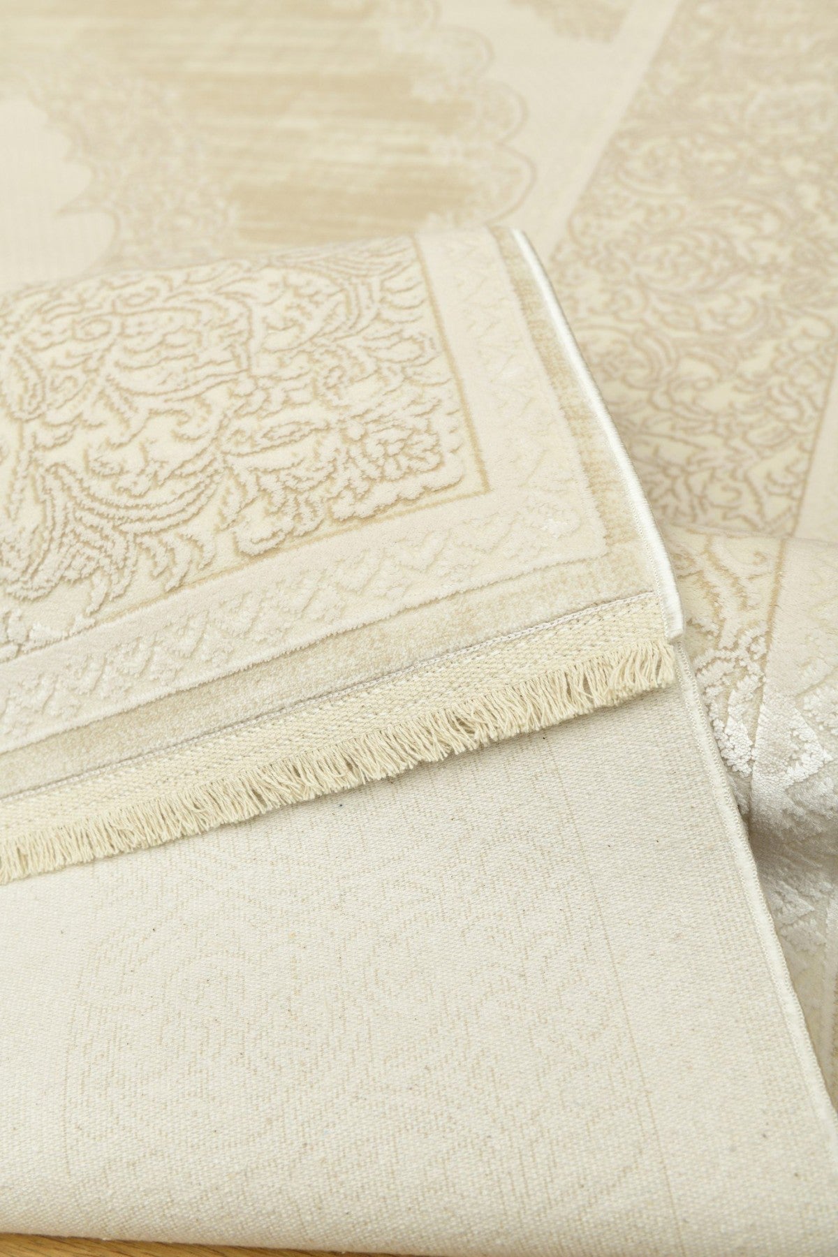 Novella Valnötsskum – Klassisk ornamentik i varm beige ton