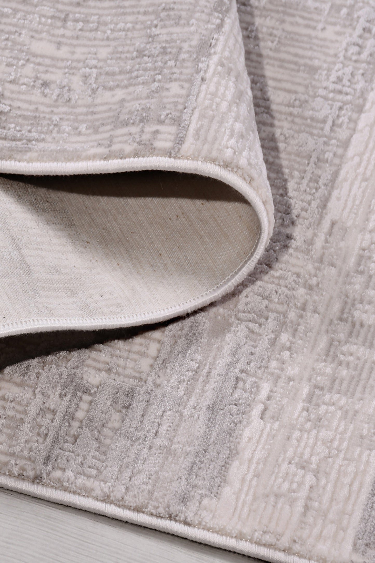 Ortaköy SkuggGrafit – Modern rytm i dämpade nyanser